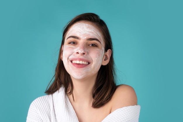 Mooie vrouw met natuurlijke make-up die gezichtsroom toepast