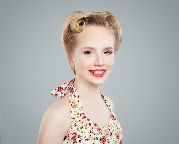 Mooie vrouw met retro haar en modieuze make-up glimlachen Pinup meisje portret Schattig vrouwelijk model lachen