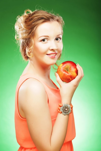 Foto mooie vrouw met rode appel in de hand