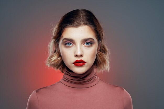 Mooie vrouw met rode lippen make-up elegante stijl studio close-up foto van hoge kwaliteit