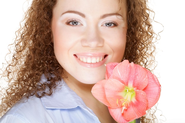 Mooie vrouw met roze bloem