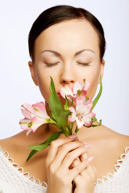 Mooie vrouw met roze bloemen