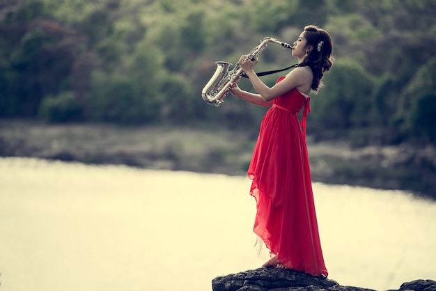 Mooie vrouw met Saxofonist Saxofonist die jazzmuziek speelt