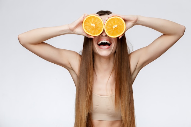 Mooie vrouw met schone frisse huid houden oranje