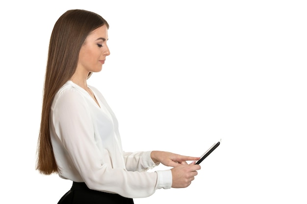 Mooie vrouw met tabletpc die op witte achtergrond wordt geïsoleerd