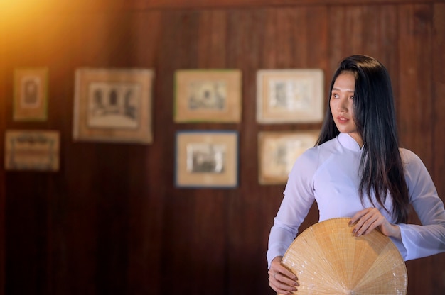 Mooie vrouw met traditionele vietnamese cultuur, vintage stijl, hoi an vietnam