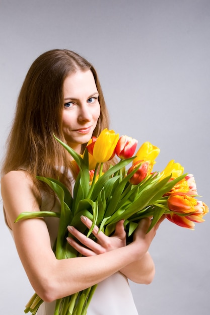 Mooie vrouw met tulpen