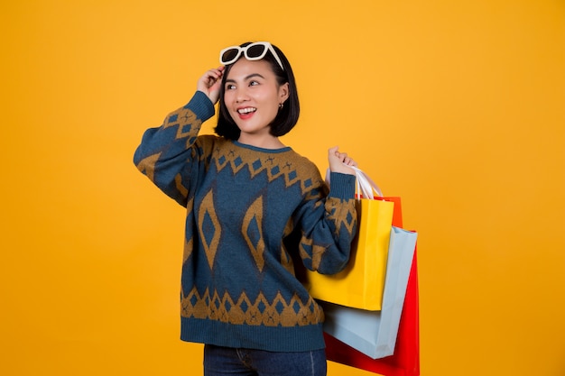 Mooie vrouw met winkelen papieren zakken