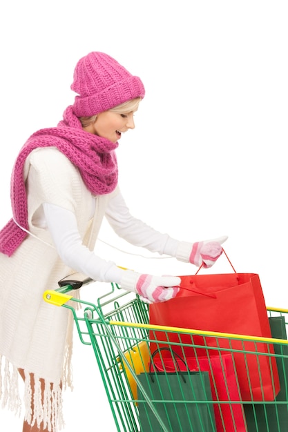 mooie vrouw met winkelwagen over white