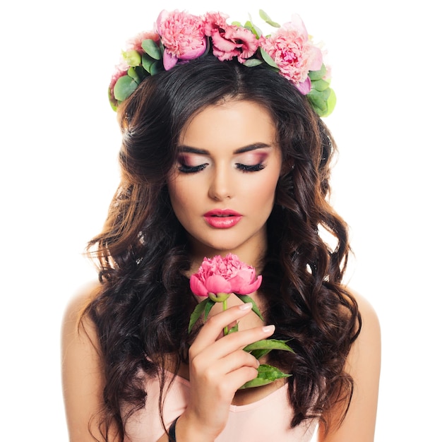 Mooie vrouw model met gezonde huid met bloem geïsoleerd op een witte achtergrond. Zomer schoonheid