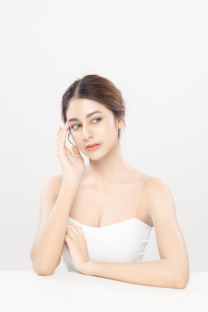 Mooie vrouw model schone frisse huid op witte achtergrond Gezichtsverzorging plastische chirurgie schoonheid en spa