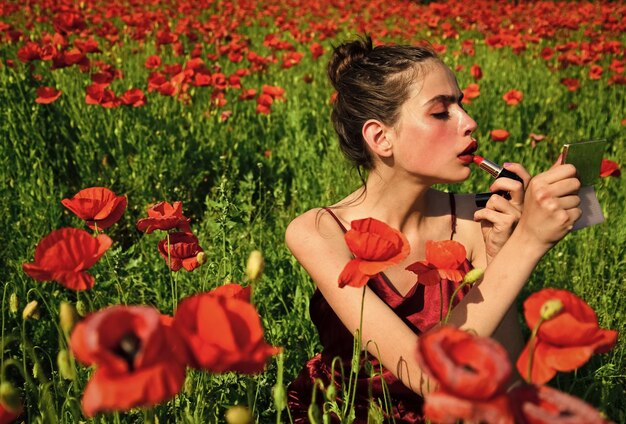 Mooie vrouw. Mooi modelmeisje met papaver.