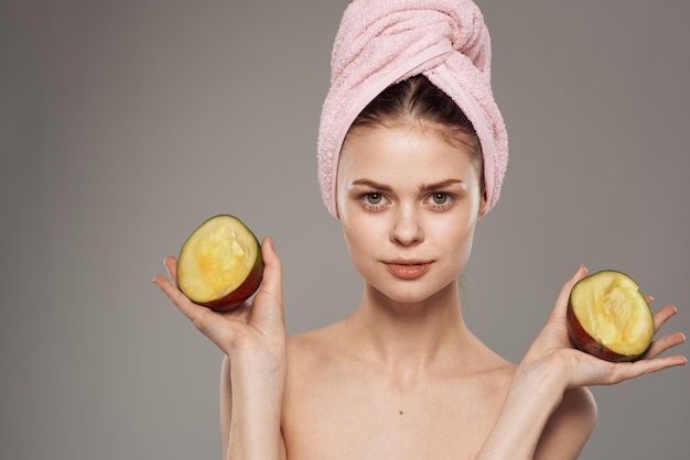 Mooie vrouw naakte schouders spa-behandelingen fruit mango bijgesneden weergave