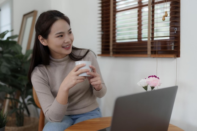 Mooie vrouw ontspannen en koffie drinken in de ochtend thuis