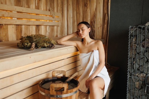 Mooie vrouw ontspannen in de sauna