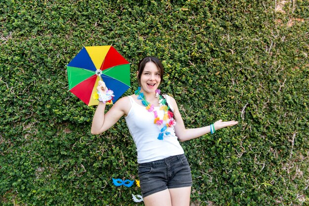 Mooie vrouw op carnaval-achtergrond van de partij de groene muur