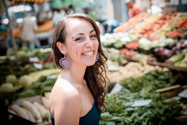 mooie vrouw op de markt