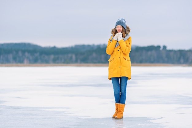 Mooie vrouw op een bevroren meer