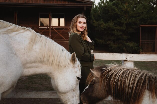 mooie vrouw op een boerderij met een wit paard