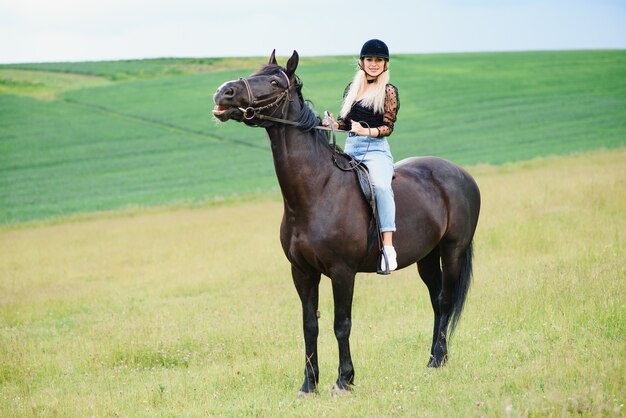 Mooie vrouw op een paard