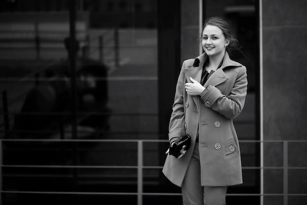 Mooie vrouw op een zakelijke bijeenkomst zwart-wit