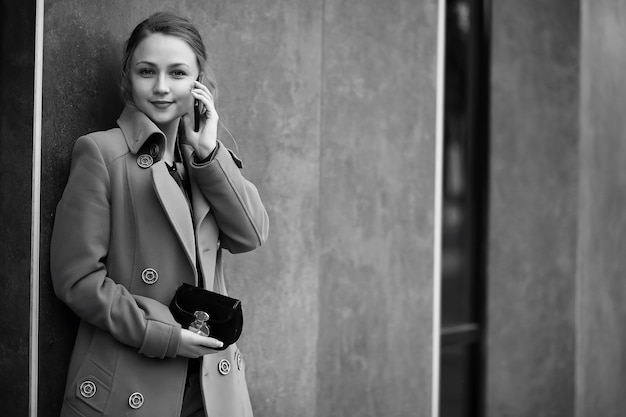 Mooie vrouw op een zakelijke bijeenkomst zwart-wit