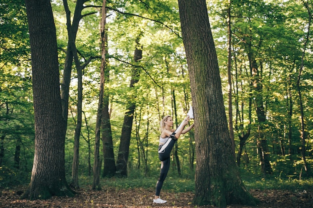 Mooie vrouw op fitnesstraining uitrekkende benen