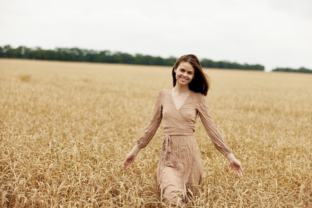 Mooie vrouw op het platteland industrie teelt eindeloze veld hoge kwaliteit foto