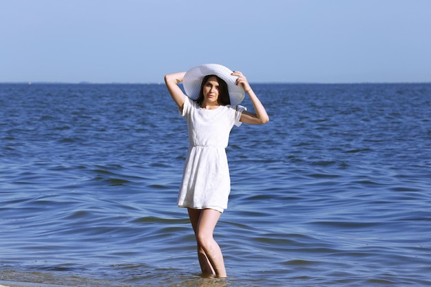 Mooie vrouw op het strand