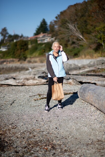 Mooie vrouw op het strand