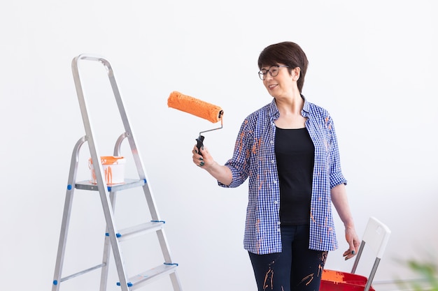 Mooie vrouw op middelbare leeftijd schilderij muur