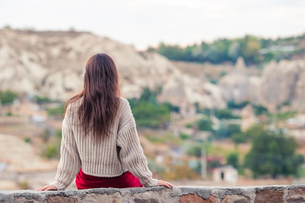 Mooie vrouw op vakantie in cappadocië