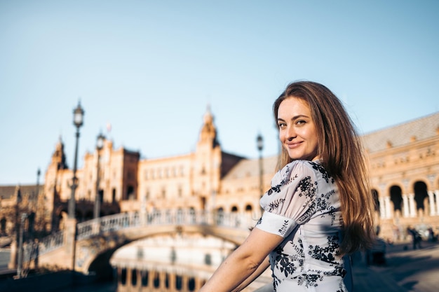 Mooie vrouw op vakantie in Europa een bezoek aan de Plaza de Espana in Sevilla