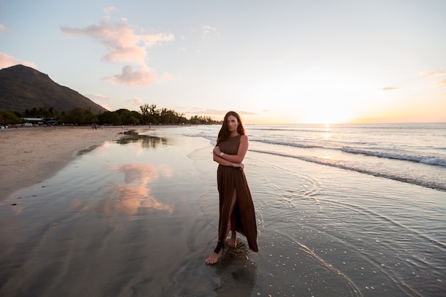 Mooie vrouw op zonsondergang achtergrond