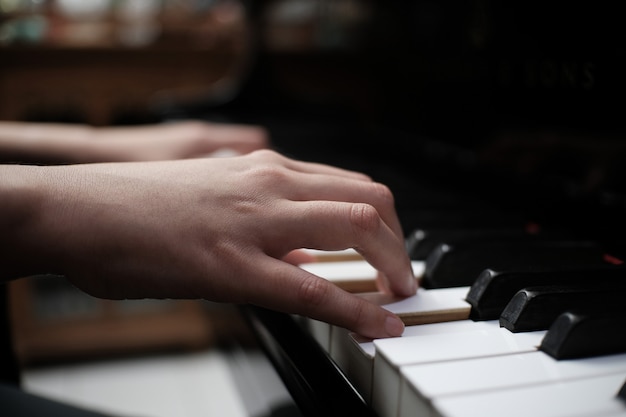 Mooie vrouw piano spelen, leren piano spelen.