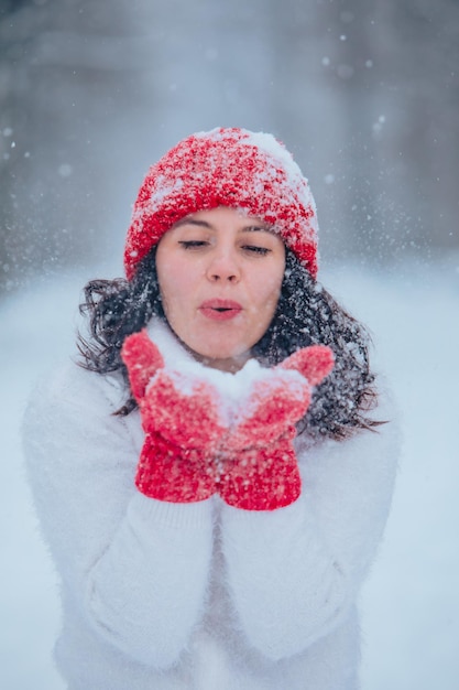 Mooie vrouw portret buitenshuis in besneeuwd bos