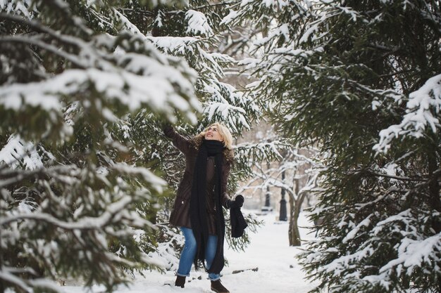 Mooie vrouw poseren in de winter in de stad