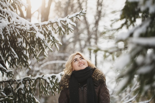 Mooie vrouw poseren in de winter in de stad