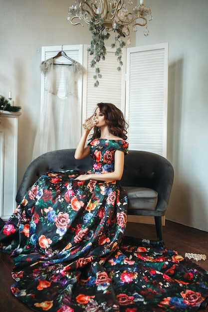 Mooie vrouw poseren in een bloemenjurk