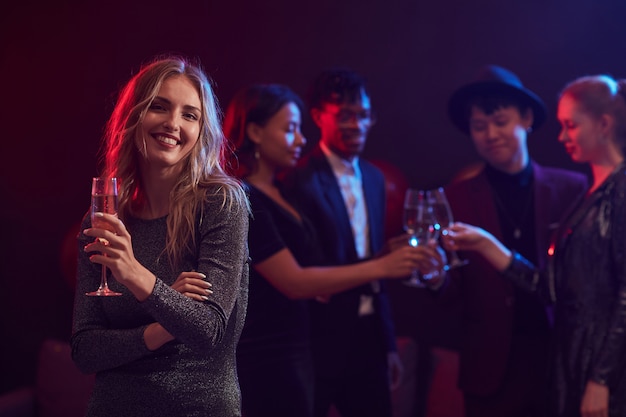 Mooie vrouw poseren in nachtclub