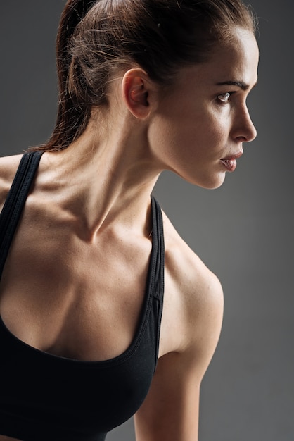 Mooie vrouw poseren in sportkleding