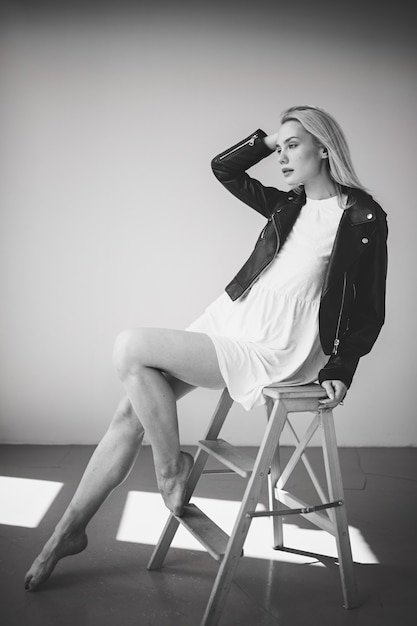 Mooie vrouw poseren in stijlvolle kleding met zwart-wit effect
