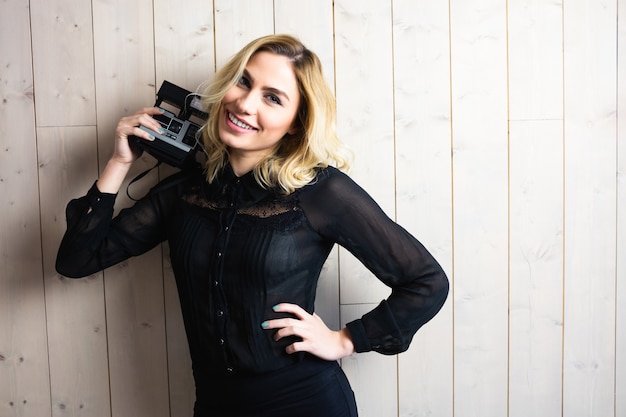 Mooie vrouw poseren met camera