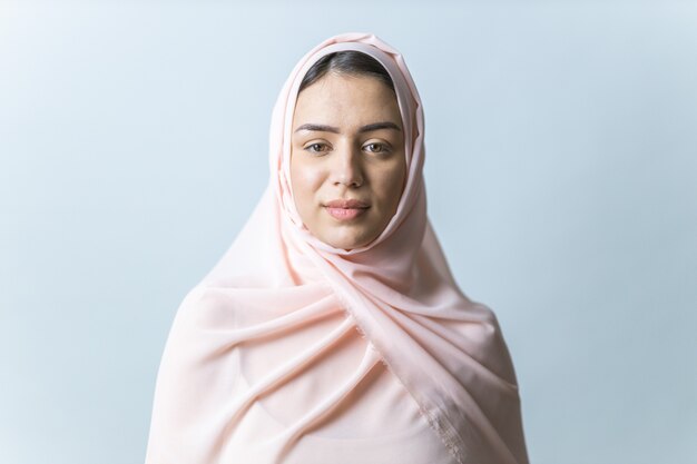 Mooie vrouw poseren met hijab in ondergoed