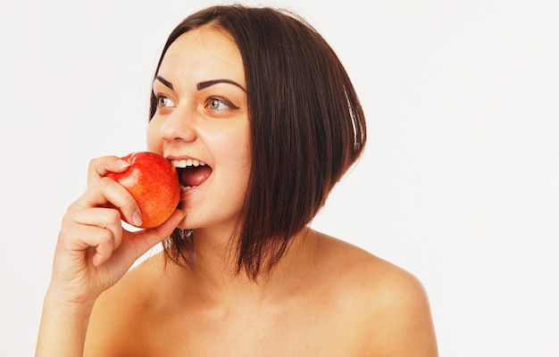 Mooie vrouw poseren met rode appel