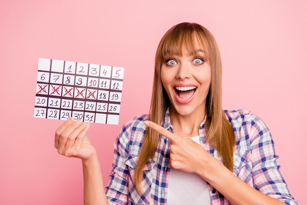 Mooie vrouw poseren tegen de roze muur