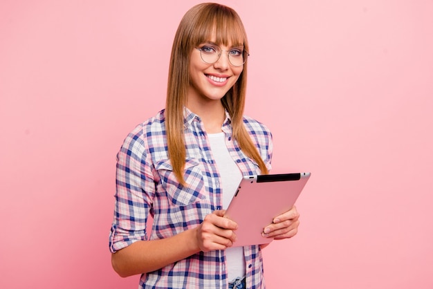 Mooie vrouw poseren tegen de roze muur