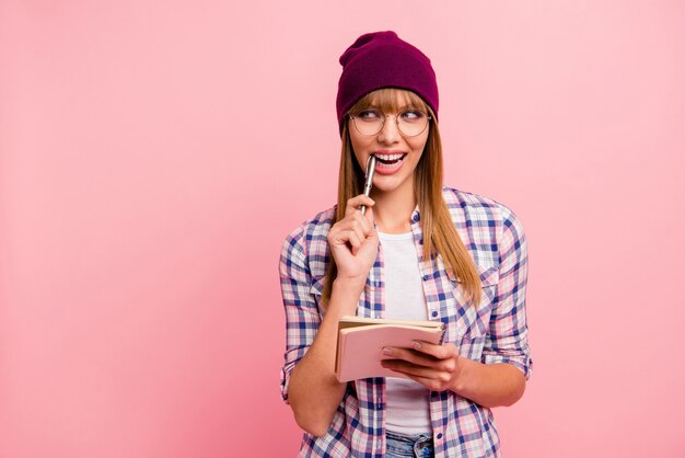 Mooie vrouw poseren tegen de roze muur