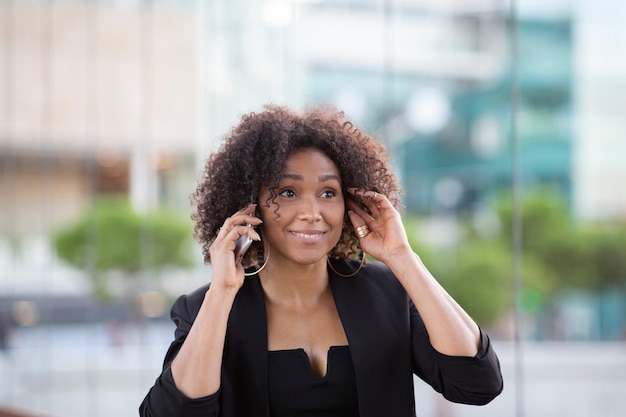 Mooie vrouw praten aan de telefoon