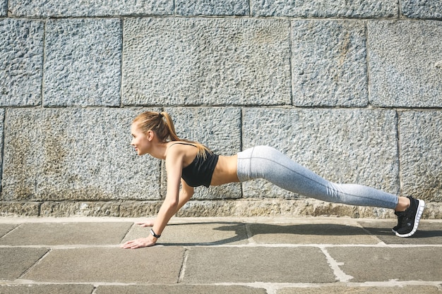 Mooie vrouw push-up oefening doet